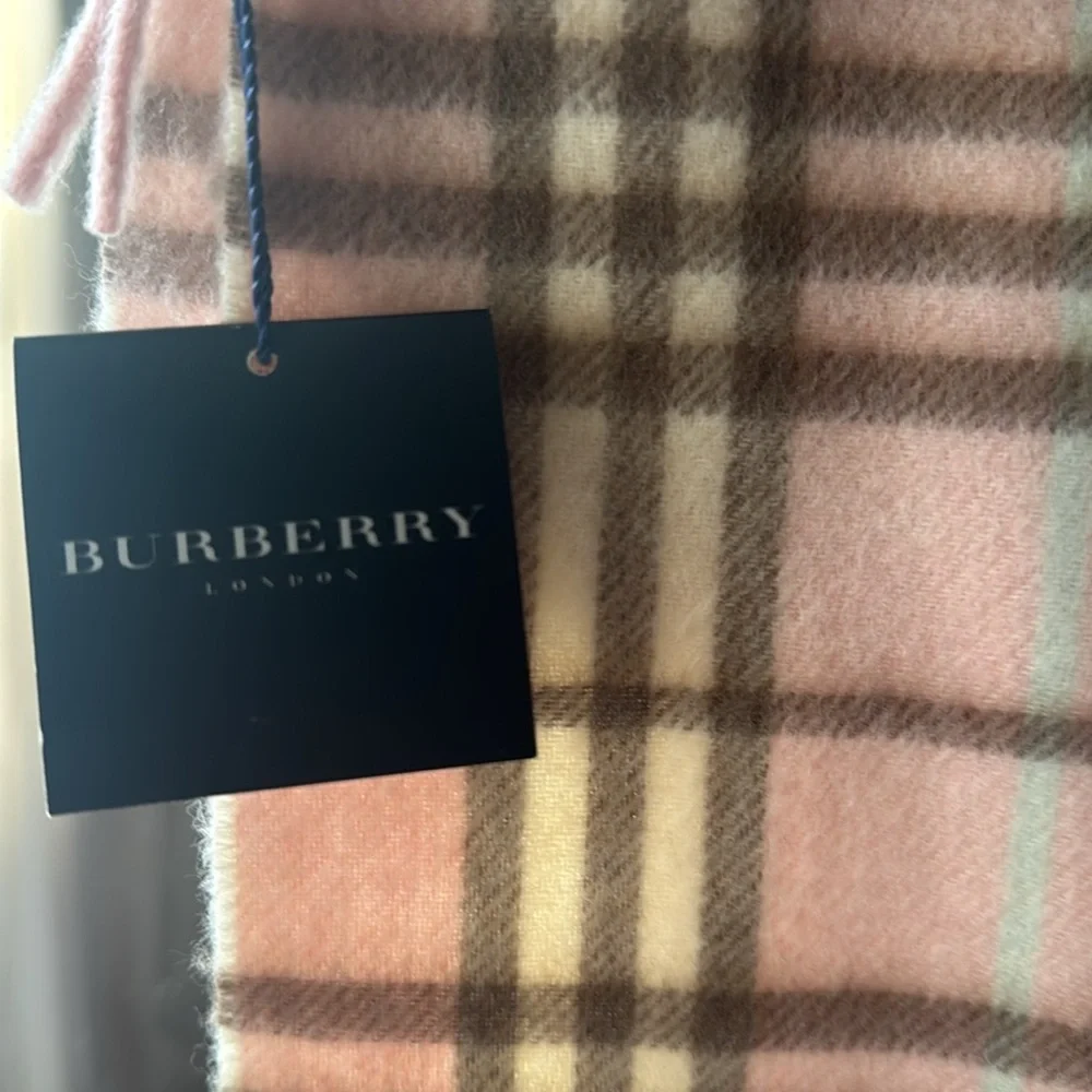 BURBERRY 🚨NEW beautiful rare pink scarf baby blue stripe